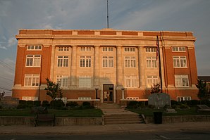 Conway County Courthouse in Morrilton (2014). Das Courthouse wurde 1929 erbaut und ist seit November 1989 im National Register of Historic Places eingetragen.[1]