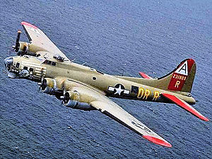 בואינג B-17G של חילות האוויר של צבא ארצות הברית, מספר סידורי 44–83575, שכונה "ניין או ניין" (Nine-O-Nine). המטוס שוקם כדי לדמות את המטוס המקורי והוחזר למצב טיסה בשנות ה-80 של המאה ה-20