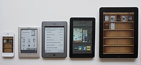 Différents appareils (téléphone portable, liseuses et tablettes tactiles) utilisant diverses applications pour la lecture de livres numériques