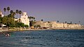 Strand mit der Festung Neratzia im Hintergrund