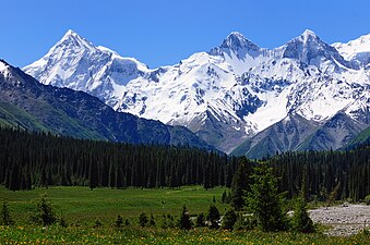 天山山脈是世界上最大的獨立緯向山系，新疆著名的旅遊勝地。圖為木扎爾特達坂