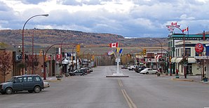 Der „Mile Zero Post“ des Alaska Highway; Blick nach Süden auf das Zentrum