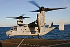 Die Bell-Boeing V-22 Osprey hatte vor 25 Jahren ihren Erstflug (19. März 1989). Boeing selbst bezeichnet die Maschine als senkrecht startendes und landendes Propellerflugzeug. Die Schwebeflugsteuerung erfolgt jedoch wie bei Hubschraubern je Rotor durch eine Taumelscheibe per zyklischer Blattverstellung (Nick- und Gierachse) sowie durch gegensinnige kollektive Blattverstellung (Roll-Achse). KW 13 (ab 23. März 2014)