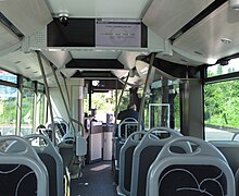 Intérieur d'un bus : vue de l'avant du bus, de l'écran d'information et d'une caméra de surveillance.