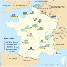 Grafik Frankreichs mit den Standorten der unterschiedlich farbig markierten Reaktoren, die in einer linken Legende von 900 bis 1600 MWe in vier Stärken erläutert sind.