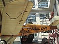 Avión de correo aéreo anclado desde el techo en el Museo Postal Nacional