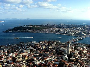 Ti tangatang a pannakakita iti Galata (sanguanan) ken ti Seraglio a Punto (lugar iti likud) iti akindaya nga ungto iti naipakasaritaan a peninsula iti Istanbul. Dagiti Is-isla ti Prinsesa ket makita iti horisonte, iti kanigid.