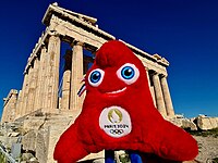 La Phryge olympique en Grèce sur l'acropole d'Athènes, avril 2024.