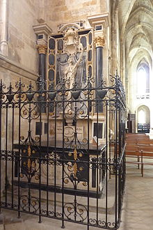 Full view of the monument, opening from the viewers POV with spiked metal barriers, and rises to the family mass-burial tomb, the altarpiece, and Richier's limestone depiction of the René of Chalon as a decayed living corpse.