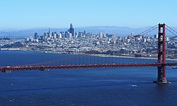 Golden Gate-bron med staden San Francisco i bakgrunden.