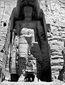 Le grand Buddha de Bamiyan dans sa niche trilobée. Vue prise en 1963[N 18].