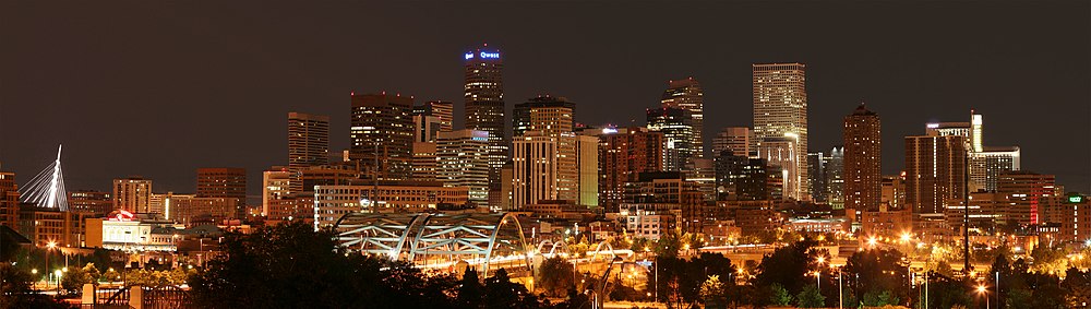 Nokta panorama vido de la urbocentro de Denvero je julio 2006
