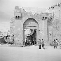 La Porta de Tomàs el 1950, abans que les autoritats demolissin les botigues