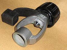 A yoke adaptor shows the DIN socket at one end. The opposite end of the socket piece has the annular ridge for sealing against the O-ring of the cylinder valve, and the yoke with co-axial clamping screw at the far end.