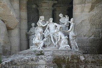 Apollon et cinq nymphes dans la grotte centrale du bosquet.