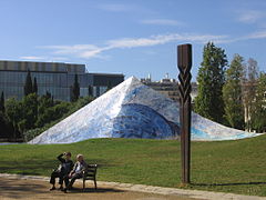 Cel caigut (1988), de Beverly Pepper, Parc de l'Estació del Nord.