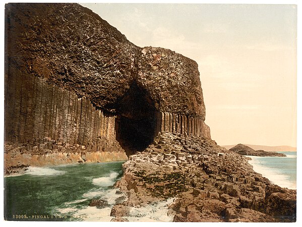 Impressió fotocroma de la Fingal's Cave de l'any 1900 durant la marea baixa.