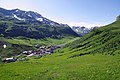 Blick auf Zürs und den Trittkopf (2.720 m)