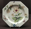 Botanisk illustrasjon som dekorasjon på porselenstallerken frå Bow Porcelain Works frå 1750-åra.