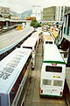 海底隧道往香港方向巴士站，早上繁忙時間須安排大量巴士以接載乘客（攝於1999年5月）