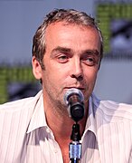 John Hannah interprète Holden Radcliffe (en).