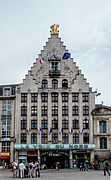 Photo de l'immeuble du journal La Voix du Nord, composé de quatre lignes de sept fenêtres dans le style néoflamand avec une galerie marchande au rez-de-chaussé, un toit en pignon à pas de moineau.