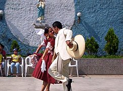 Pareja bailando una marinera.