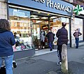 Folk held avstand ved eit apotek i London