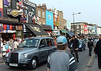 Camden High Street op een zonnige zondag ...