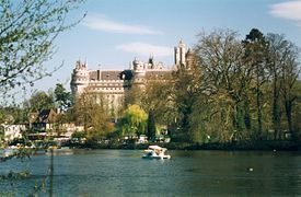 Le château vu du lac de Pierrefonds.