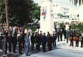 Desfile del Día del Recuerdo del Gobernador de las Bermudas, veteranos de guerra, Marina Real, Regimiento Real de las Bermudas, Servicio de Policía de las Bermudas y otros servicios uniformados en el Cenotafio el calle principal.