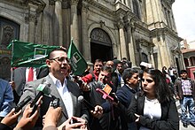 Oscar Ortiz speaks to reporters outside the Palacio Quemado.