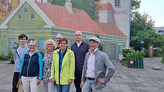 2023-06-17 group picture Team Wikipedia Hannover and Marcin from Poznań in front of the Mural Śródka.jpg