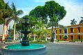 Вид на Культурний Центр Національного університету Сан-Маркос, ліворуч університетський парк, годинник університету та пам'ятник Сан Маркосу; праворуч історична будівля «Casona de San Marcos»