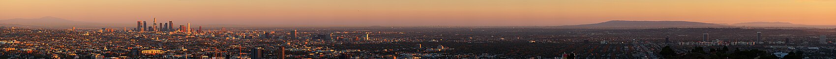 Panorama Los Angeles od hor směrem k oceánu