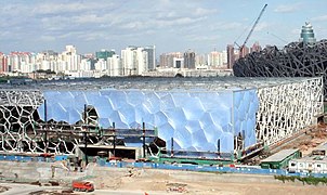 北京 2008 年奥运会国家游泳中心所采用的外墙建筑设计，基於韦尔—费伦结构