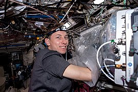 Woody Hoburg travaille à une expérience qui évalue l'utilisation de bio-encres et de cellules dans le cadre d'une étude portant sur l'impression de tissus cartilagineux du genou pour traiter les blessures dans l'espace et dans des environnements éloignés sur Terre lors de sa première mission.