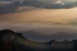 Sommets du Chelmós sous une brume d'été.