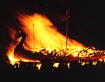 7 – Da Burnin Gelley. As da longship is brunt guizers sing da tradeetional song "Da Norseman's Hom". Eence da flaems peter oot, da guizers ging on a nicht of pairtyin. Ony available muckle sized room is maed use o as a hall, presided ower by a hostess wha gies oot invitations tae attend, an ivry squad veesits ivry hall wan efter da idder tae dance an drink wi da guests. As der can be dizzens o squads an dizzens o halls, dis taks maist o da nicht and weel intae da followin morneen. Da day efter is da "Hop Nicht" whaar ferder dances and celebrations ir held.