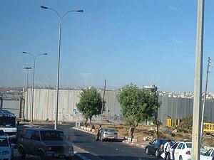 Muro che separa il territorio direttamente controllato da forze israeliane da Betlemme, visto dal lato israeliano.