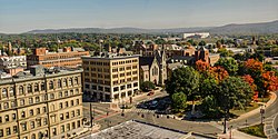 Park Square în centrul orașului (downtown) Pittsfield, în 2014