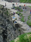 Nel 2005, turisti arditi si affacciano sulla grossa loggia naturale, impresa oggi non permessa dagli addetti alla sicurezza