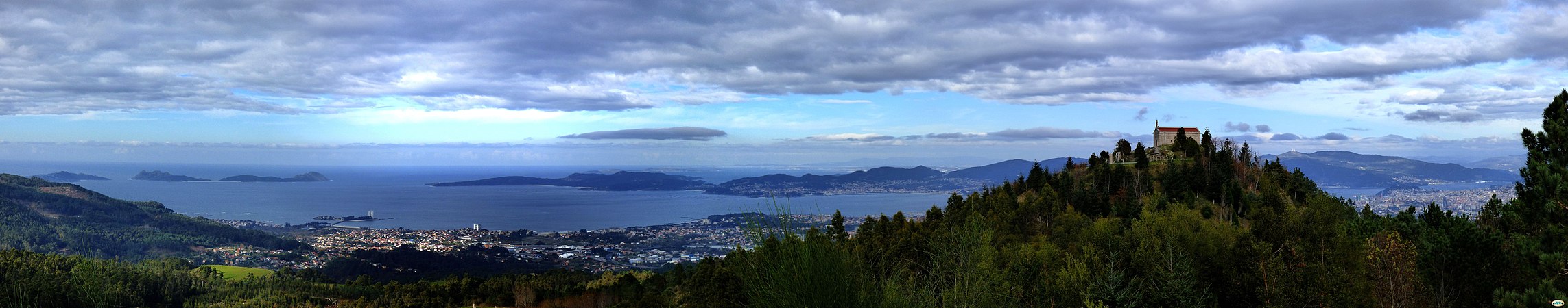 Panorámica de la ría desde el mirador del parque forestal del monte Alba-Cepudo