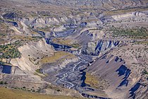 Potok Glacier Creek v kaňonu, který v pozůstatcích sesuvu vyhloubila eroze vody