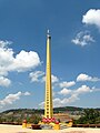 Svastiche su un obelisco culminante con un drago al tempio caodaista di Đà Lạt, Vietnam.