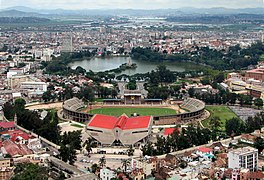 Vista del Estadio Municipal de Mahamasina con la ciudad alrededor.