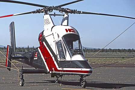 Kaman K-1200 d'HeliQuest International (N202WM) sur l'aérodrome Roberts Field (RDM) à Redmond en Oregon, pour des missions de lutte contre les feux de forêt auprès du service des forêts des États-Unis (juin 2004).