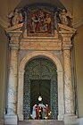 La porte de Bronze, entrée principale du palais apostolique du Vatican, gardée en permanence par deux hallebardiers de la Garde suisse pontificale.