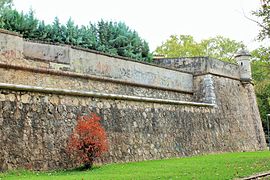 Detalles de garita, troneres y llenzu al norte (Badayoz).