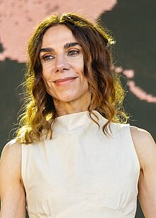 Portrait d'une femme brune habillée de blanc